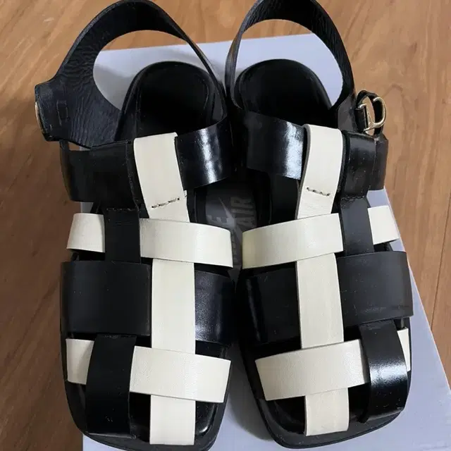 렉토 [RECTO WE] CROSS STRAP SANDALS