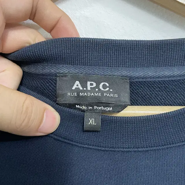 A.P.C 가슴로고 맨투맨