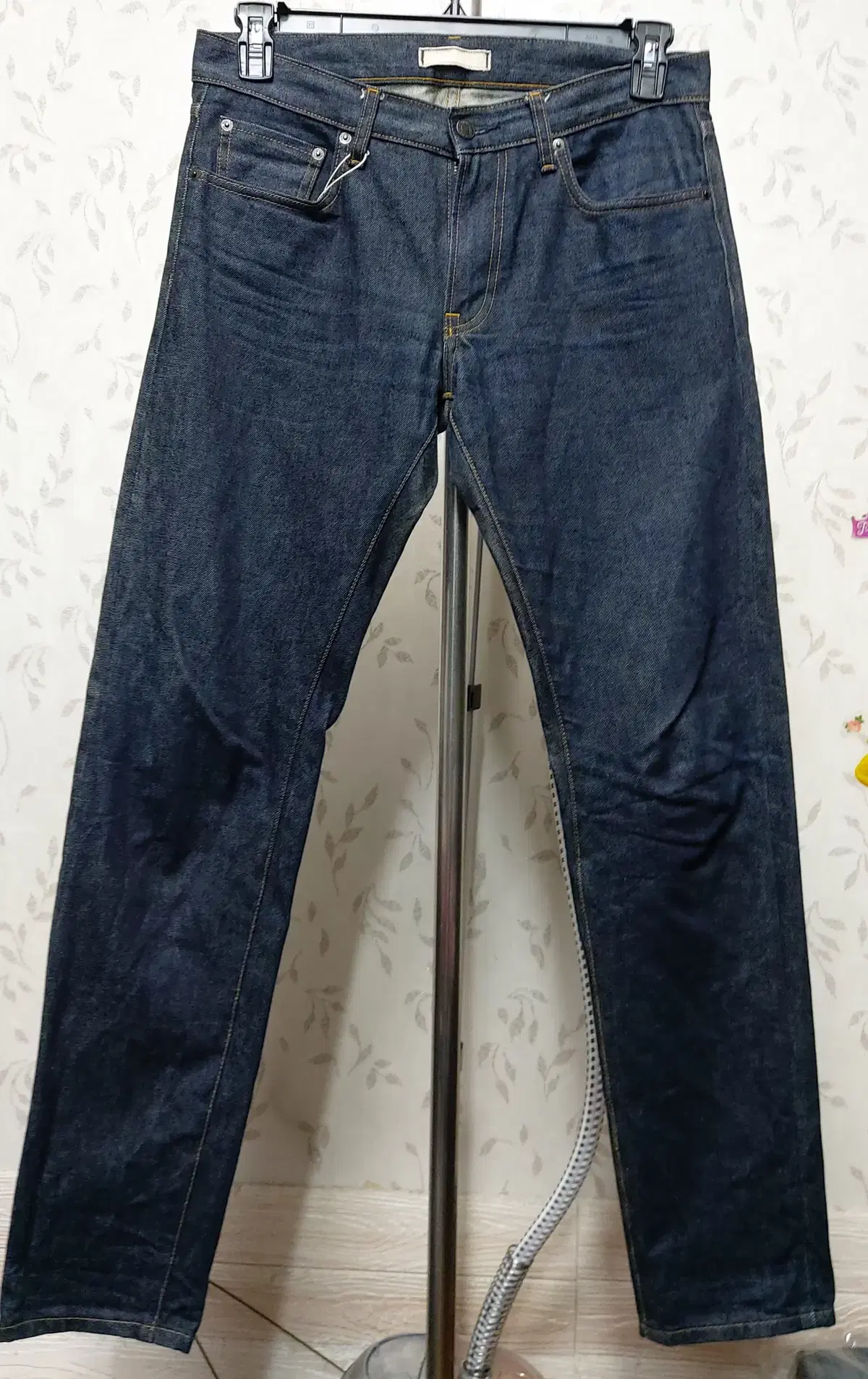 For wholesalers/traders] Uniqlo 31 (31-33) jeans. Good quality.