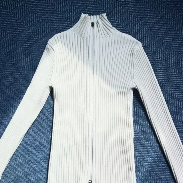 아모멘토 RIBBED HIGH NECK CARDIGA