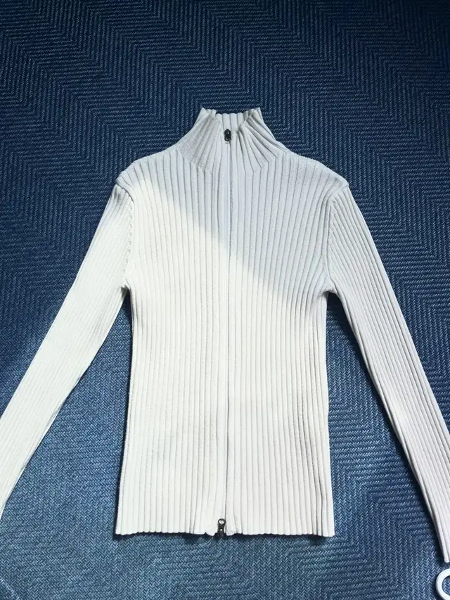 아모멘토 RIBBED HIGH NECK CARDIGA