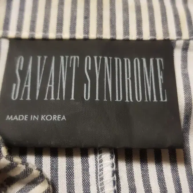 서번트 신드롬 savant syndrome 언발 스트라이프 퍼프소매 셔츠