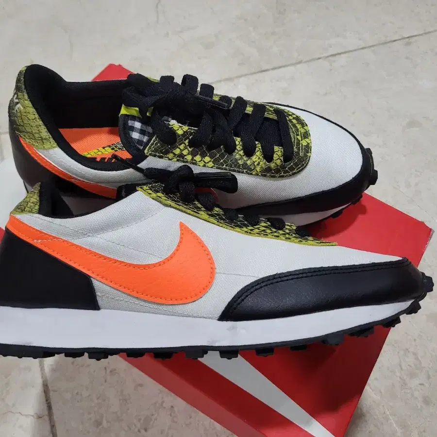 W  NIKE  DAYBREAK  QS 225CM