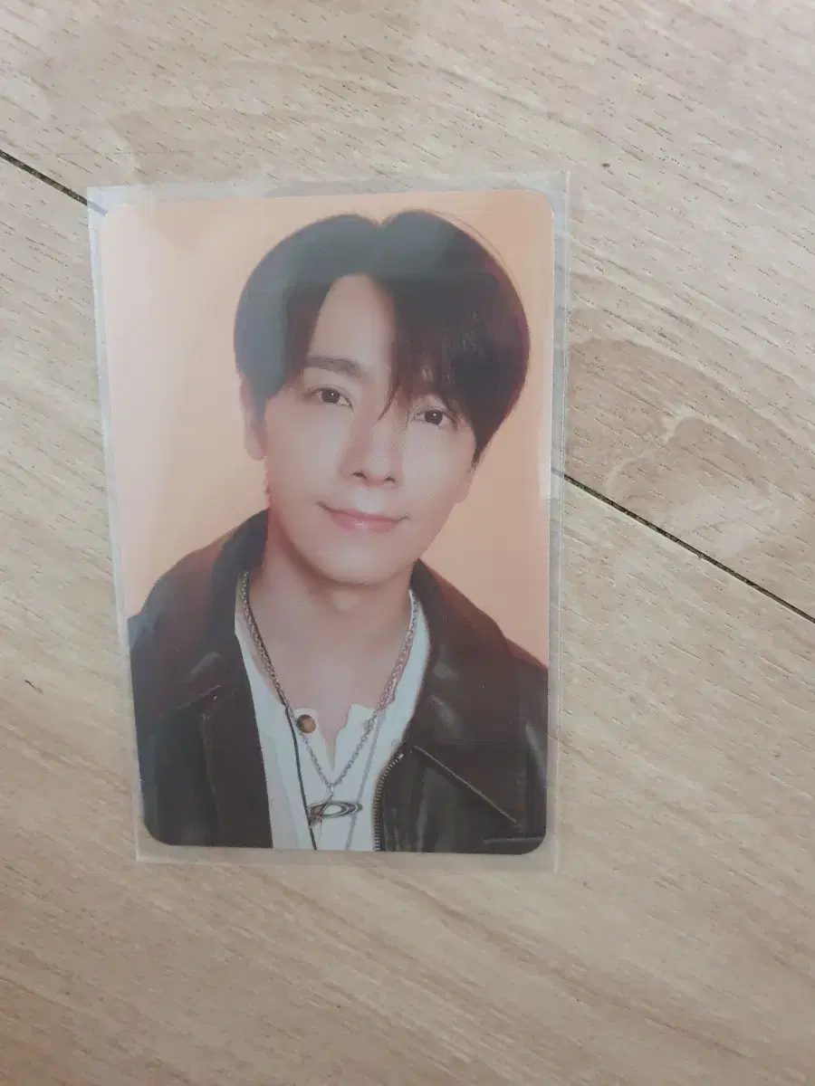 Super Junior's Diane accompanies the concert photocard 