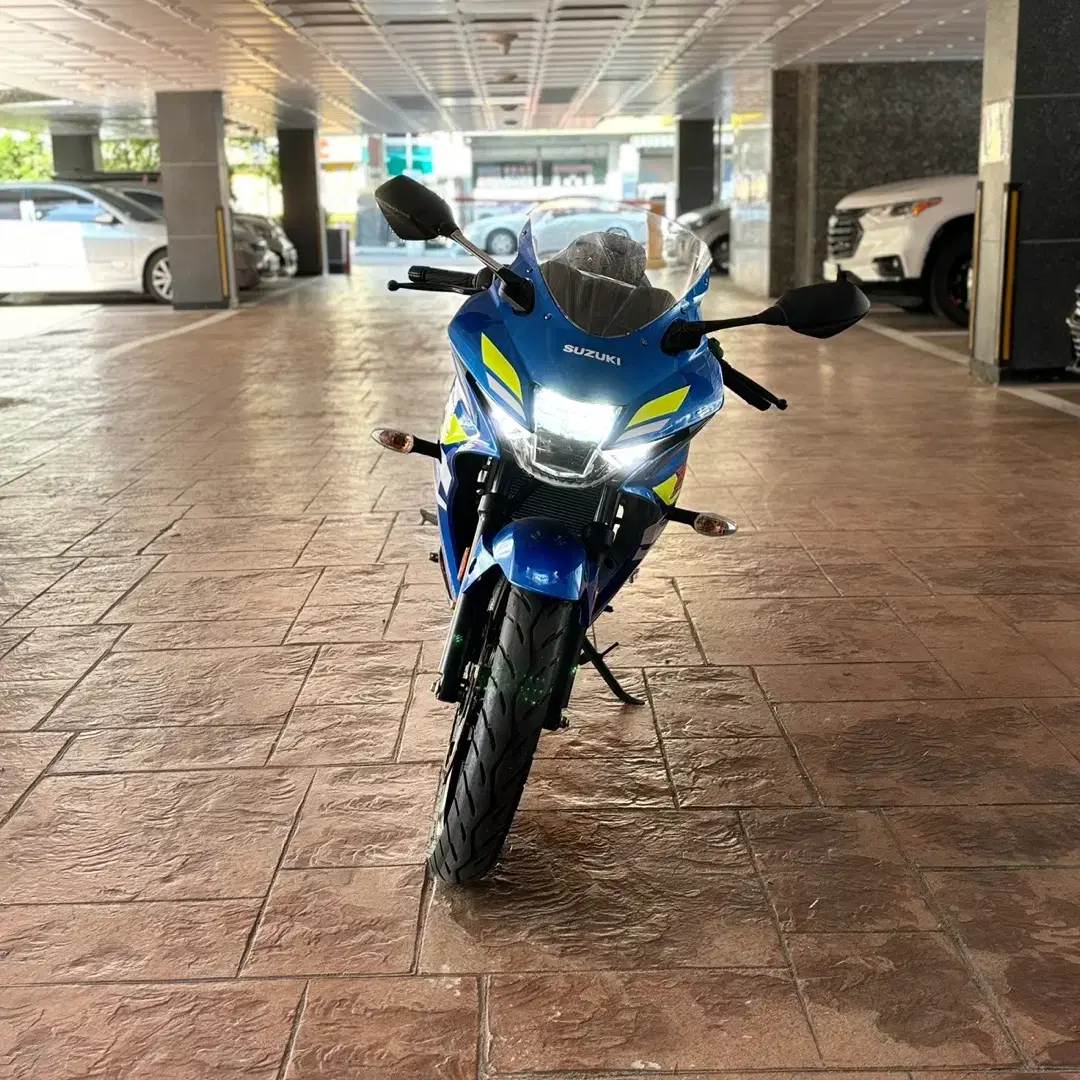 Gsx-r125 20년식 짧은키로수 저렴하게 판매합니다.