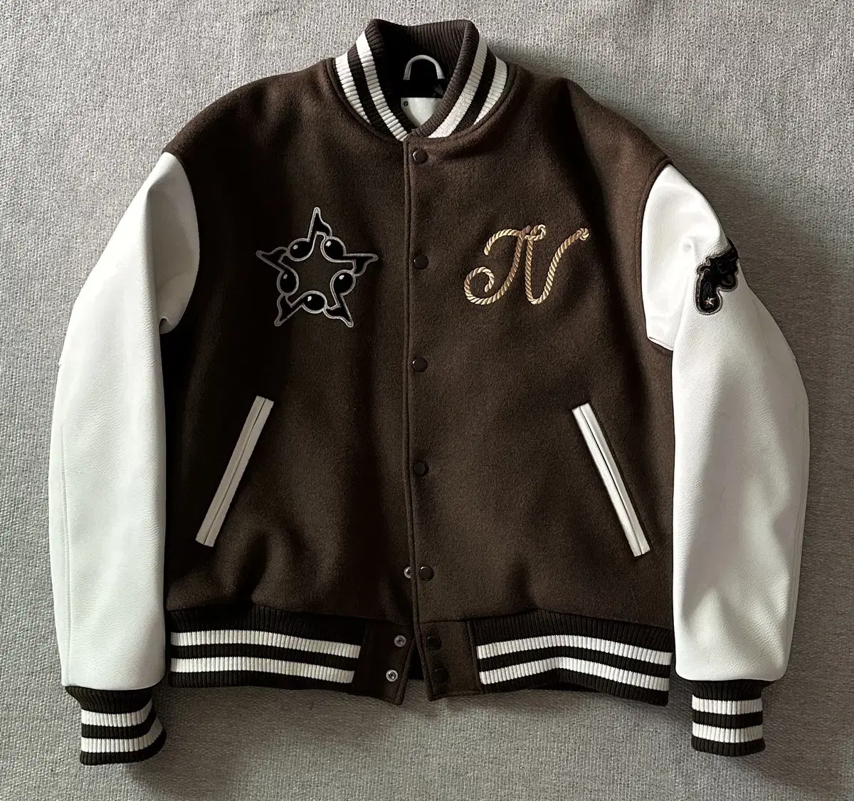 NextdoorLips) VARSITY JACKET KHAKI BR