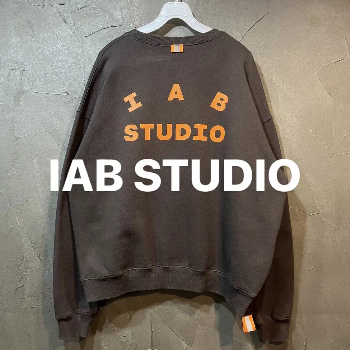 [L] IAB STUDIO 아이앱 스튜디오 두산 콜라보 스웻셔츠