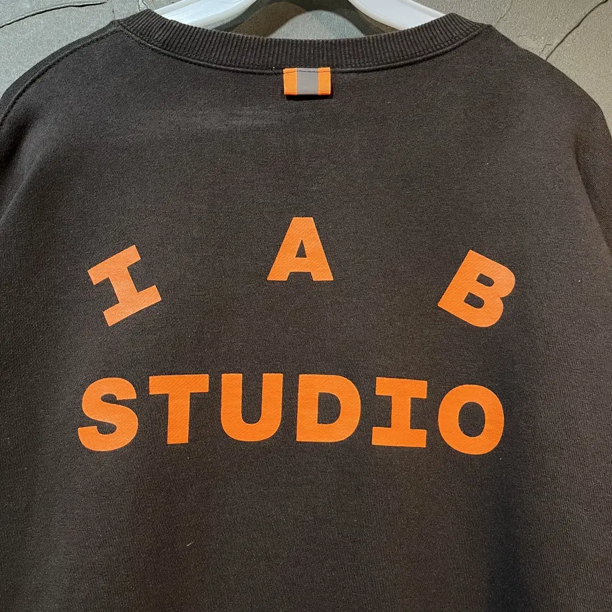 [L] IAB STUDIO 아이앱 스튜디오 두산 콜라보 스웻셔츠