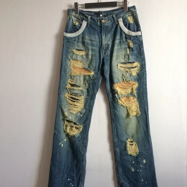 Damage denim pants