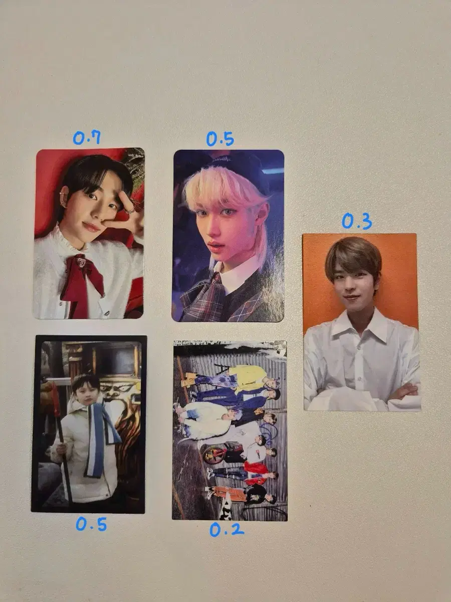 Give me the skz sticker and photocard wts.