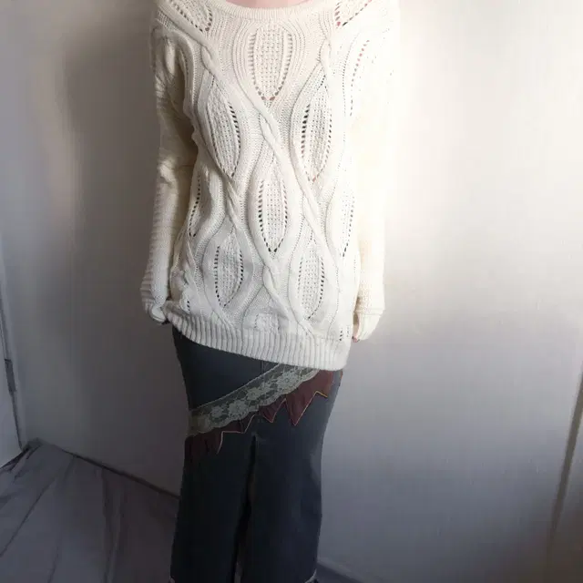 Back lace up point cable knit