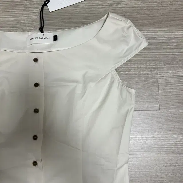 킨더살몬 RESORT23 Boat-Neck Blouse Cream