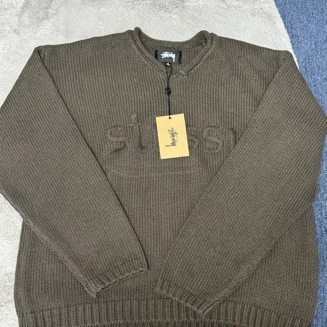 STUSSY EMBROIDERED V-NECK LOGO SWEATER