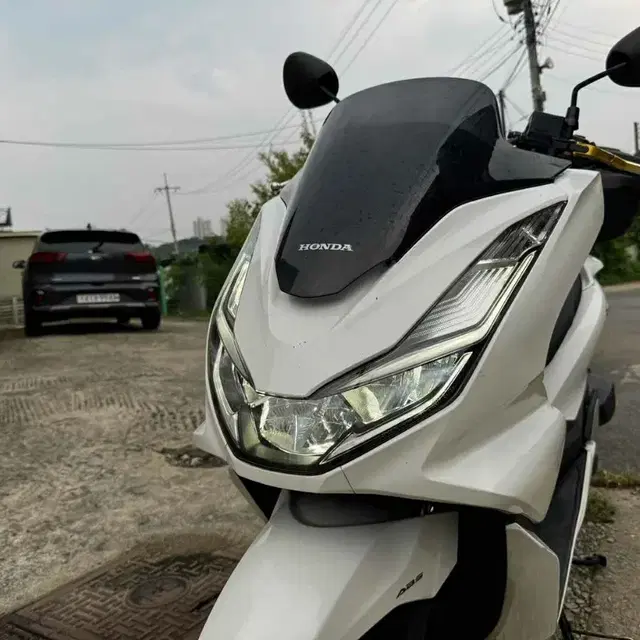 혼다 pcx125 21년식 abs모델 화이트컬러 판매합니다