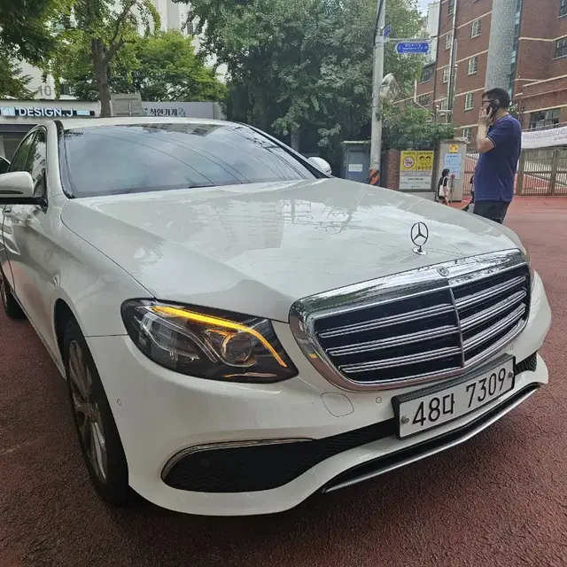 벤츠 E220d 4매틱 익스클루시브 팝니다.