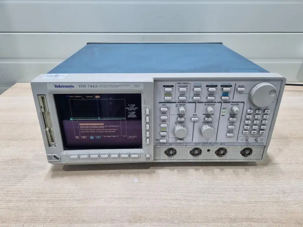 [DW]USED Tektronix TDS744A 4ch DIGITIZING OSCILLOSCOPE 500MHz 2GS/s PROBE P6205*2 P6131 P6139A P6136*2付 オシロスコープ[ST8360001] TDS744 Tektronix | Alltest Instruments.