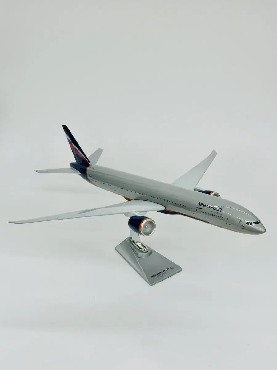 Airplane Model 777-300ER (1:100)