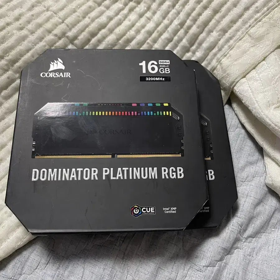 커세어 도미네이터 플래티넘 RGB DDR4 8기가 듀얼킷 2세트 판매합니