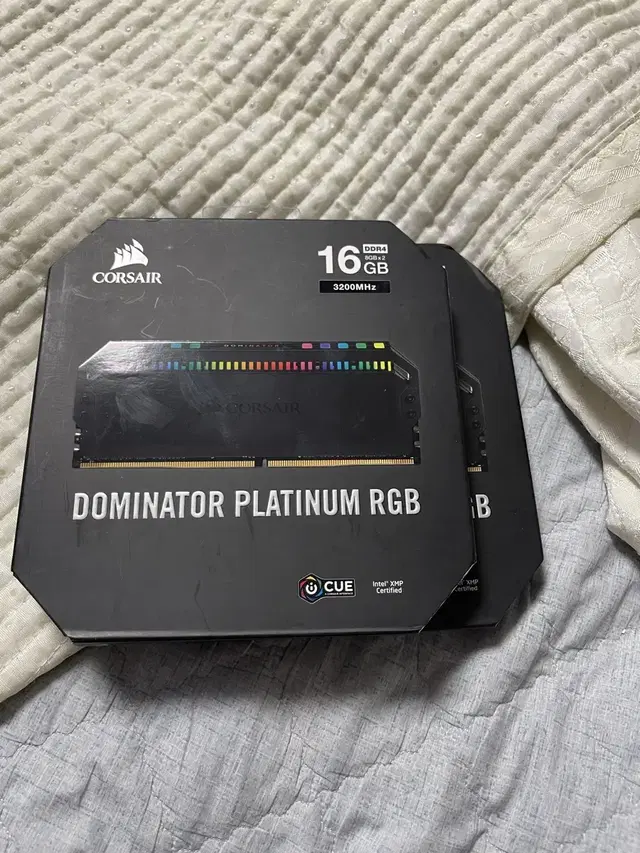 커세어 도미네이터 플래티넘 RGB DDR4 8기가 듀얼킷 2세트 판매합니