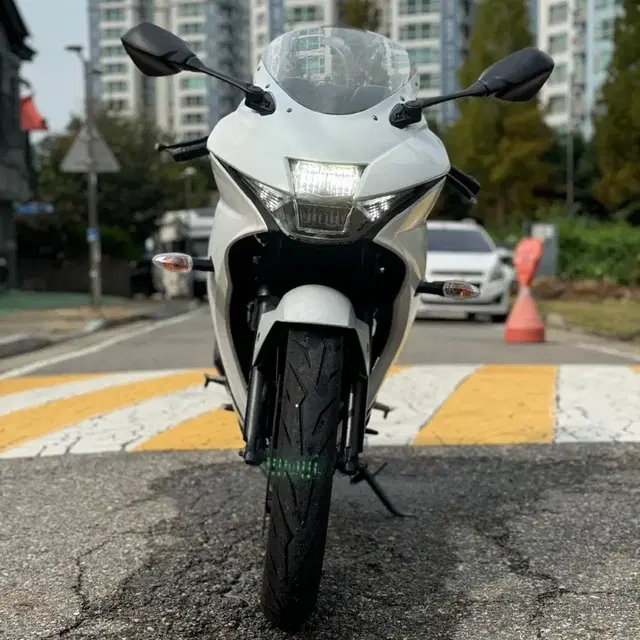 스즈키 gsxr-125 18년식 흰색차량 판매합니다.