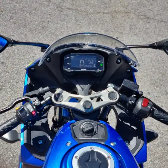 GSX-R125 23년식 6천km 블박2채널 신차급 판매합니다.