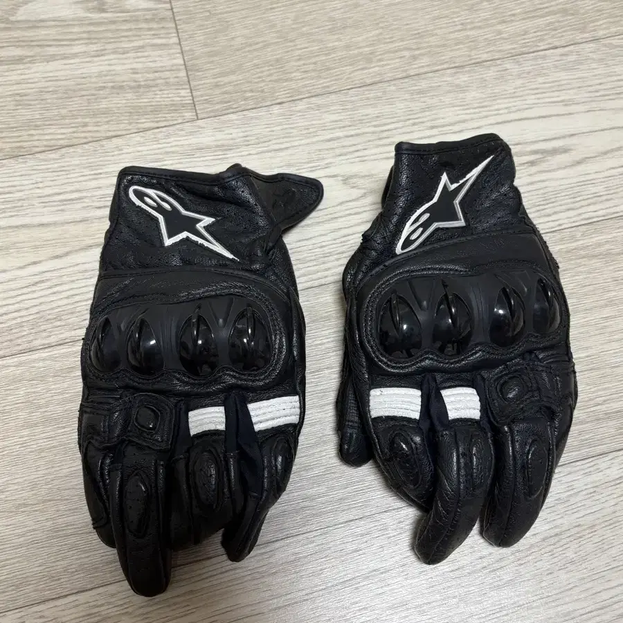 알파인스타 CELER V2 GLOVES 4 장갑 판매합니다