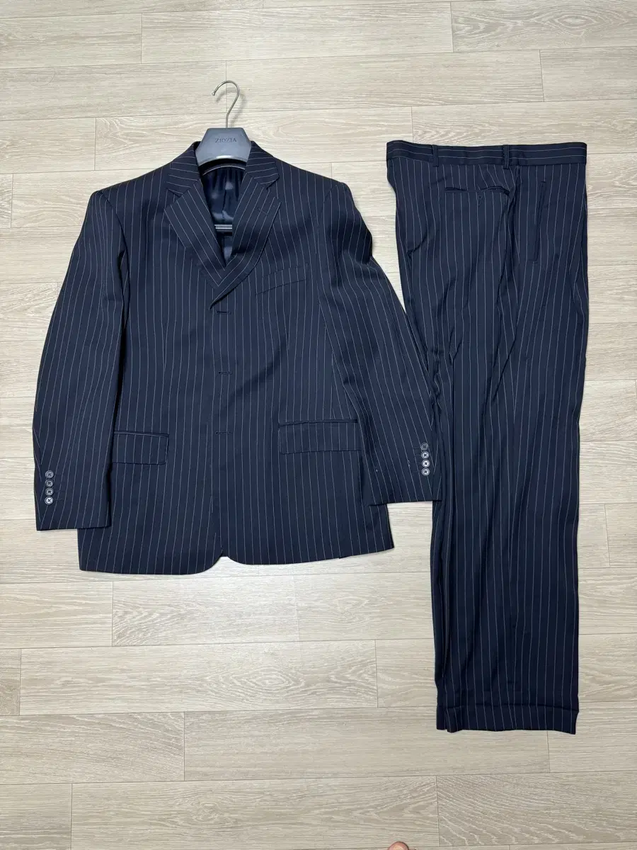 Pinstripe 100% wool 3-button suit Made in Terry 42/34