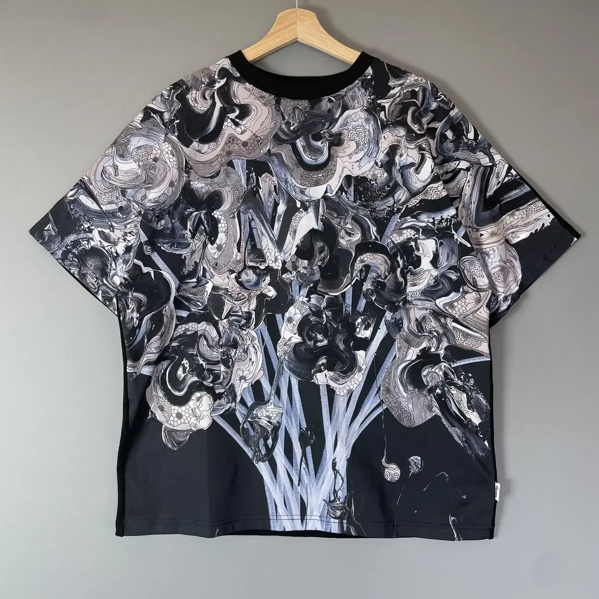 Black T-shirt with vintage pattern