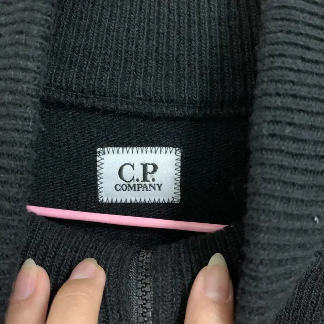 CP COMPANY 21FW 블랙 반집업 반넥 니트 L