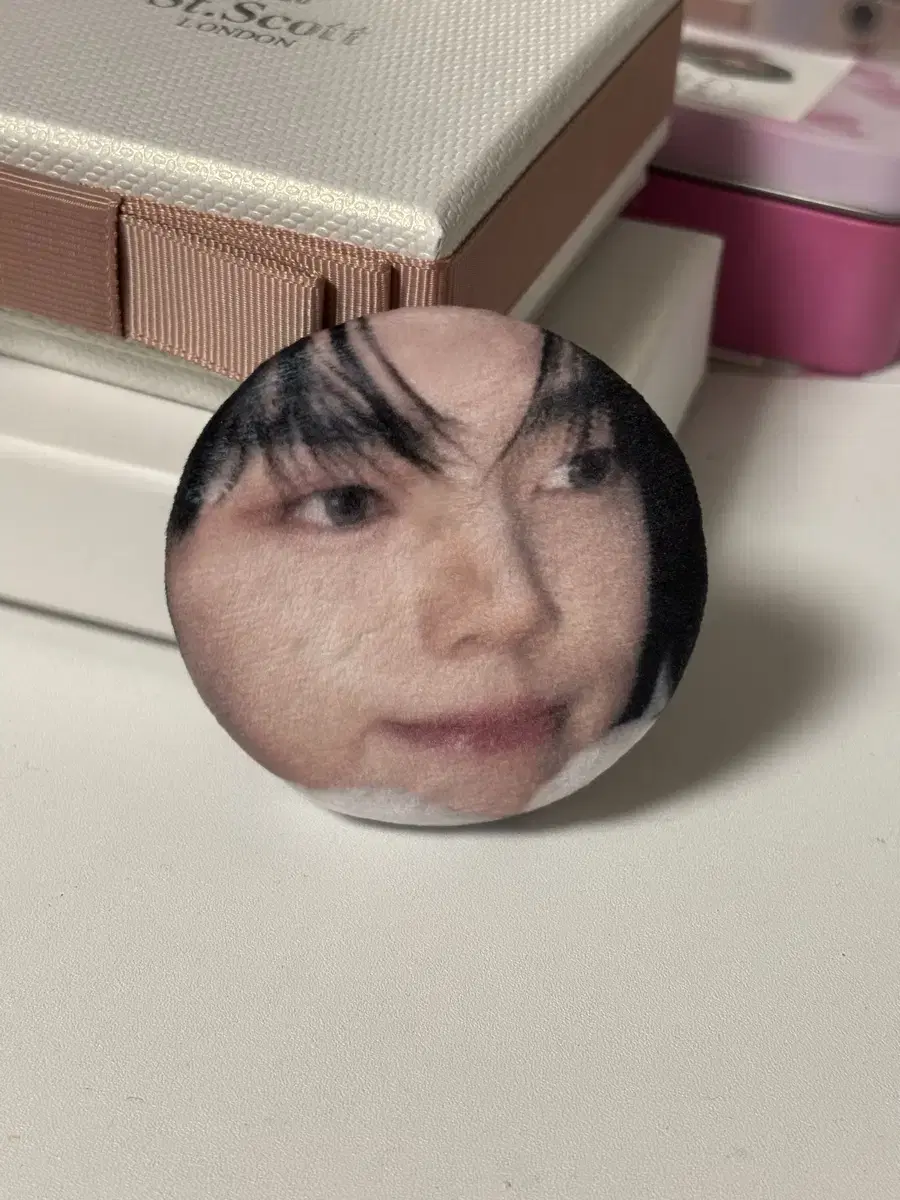 Han Yujin Cushion Badge