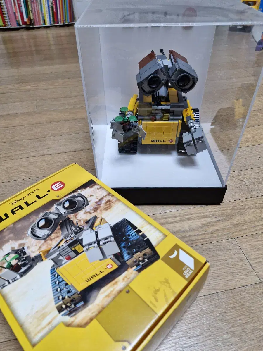 LEGO WALL-E (21303) + exclusive acrylic case