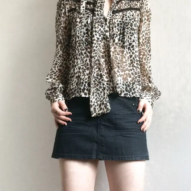 Animal pattern tied blouse