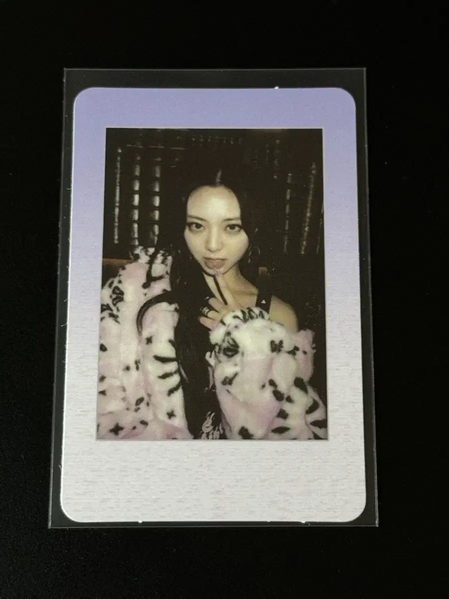 Itzy yuna Crazy in Love pre-order benefit photocard