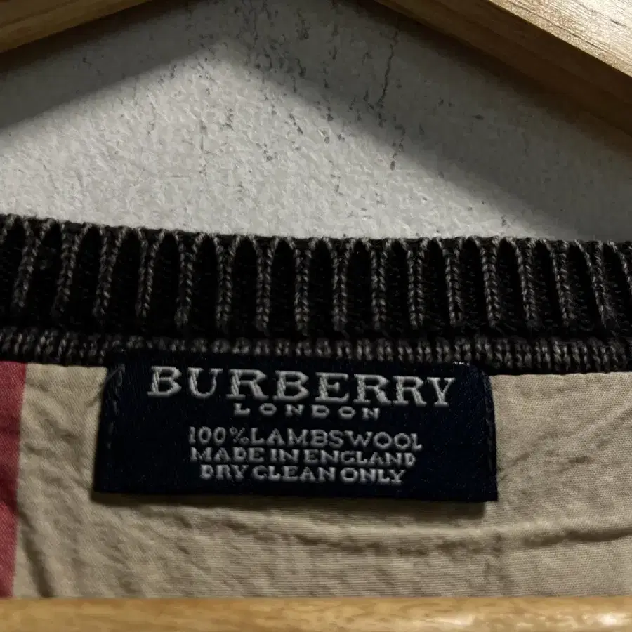 100-105 Burberry 버버리 클래식 올드스쿨 피그먼트워싱 니트