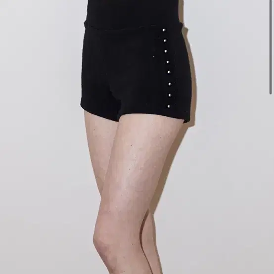 STUDDED DOLPHIN SHORTS, BLACK 폴리수엠 1사이즈