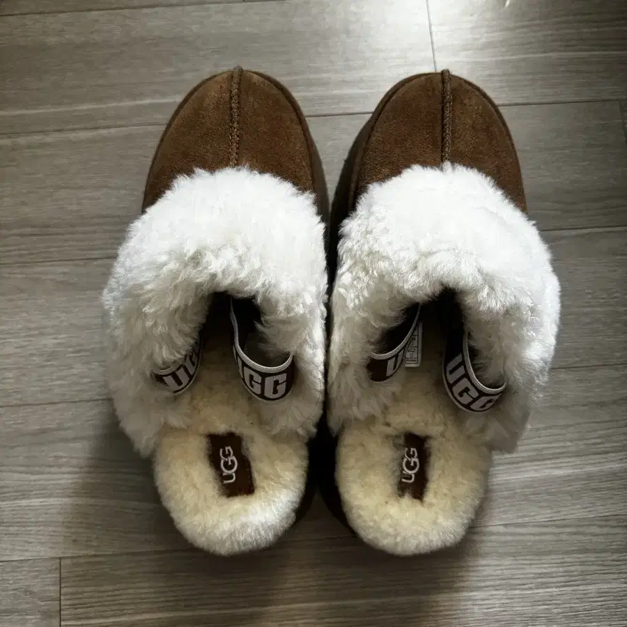 UGG 어그 펀케트 슬라이드 체스트넛