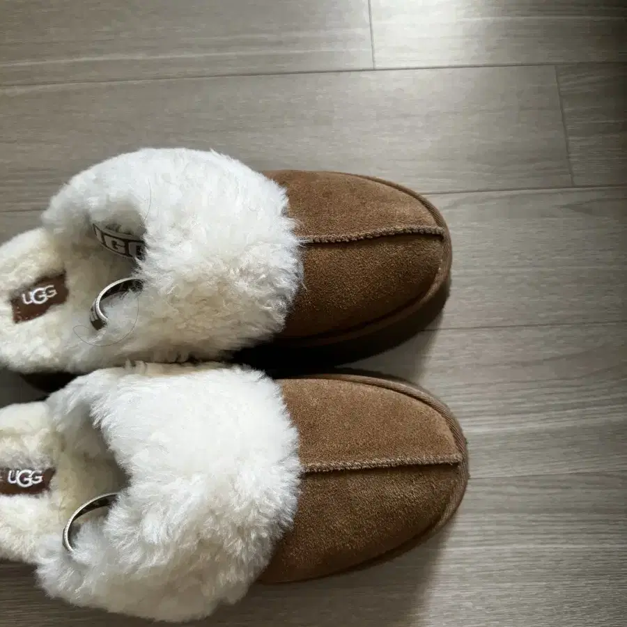 UGG 어그 펀케트 슬라이드 체스트넛