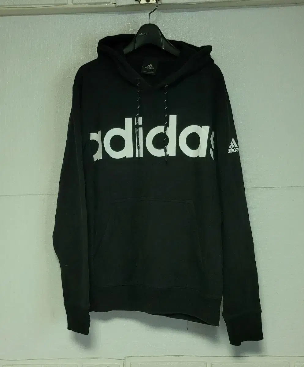 Authentic adidas sports hoodie size 100 in very good condition