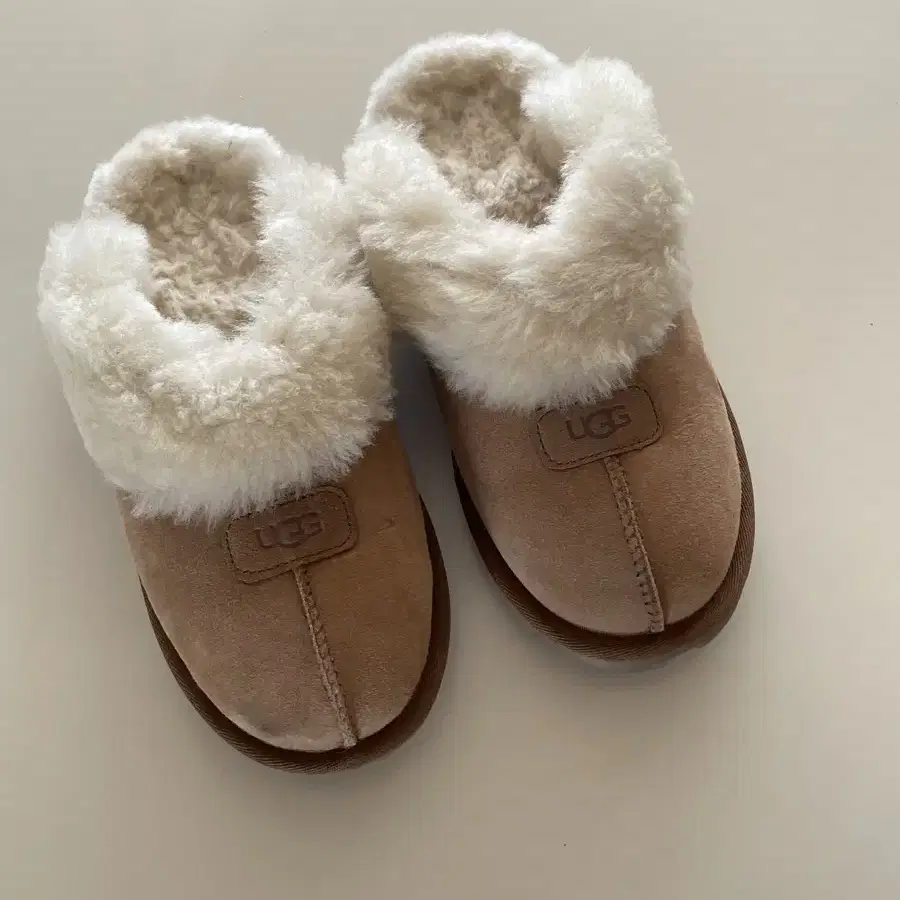 UGG 슬리퍼