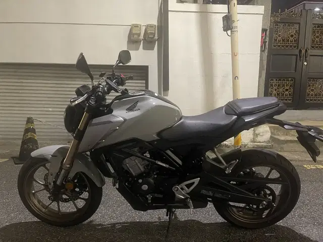 cb125r 네이키드 2021년식 판매합니다