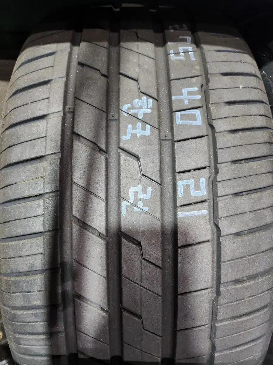 한국에보3 런플렛 275/40R21  A급1본팝니다.