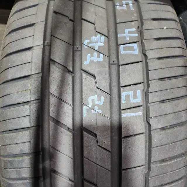 한국에보3 런플렛 275/40R21  A급1본팝니다.