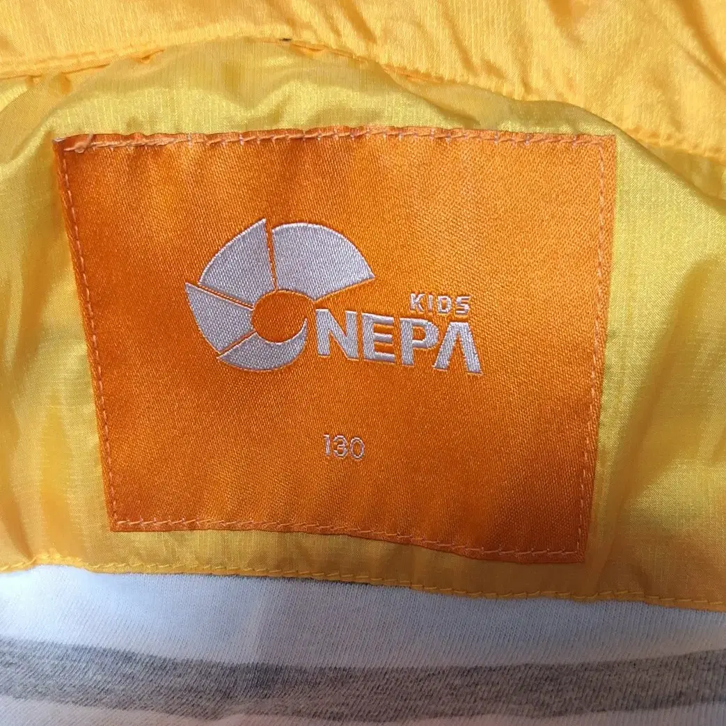 NEPA 키즈 간절기 바람막이 점퍼 (130 size)- 택없는 새상품