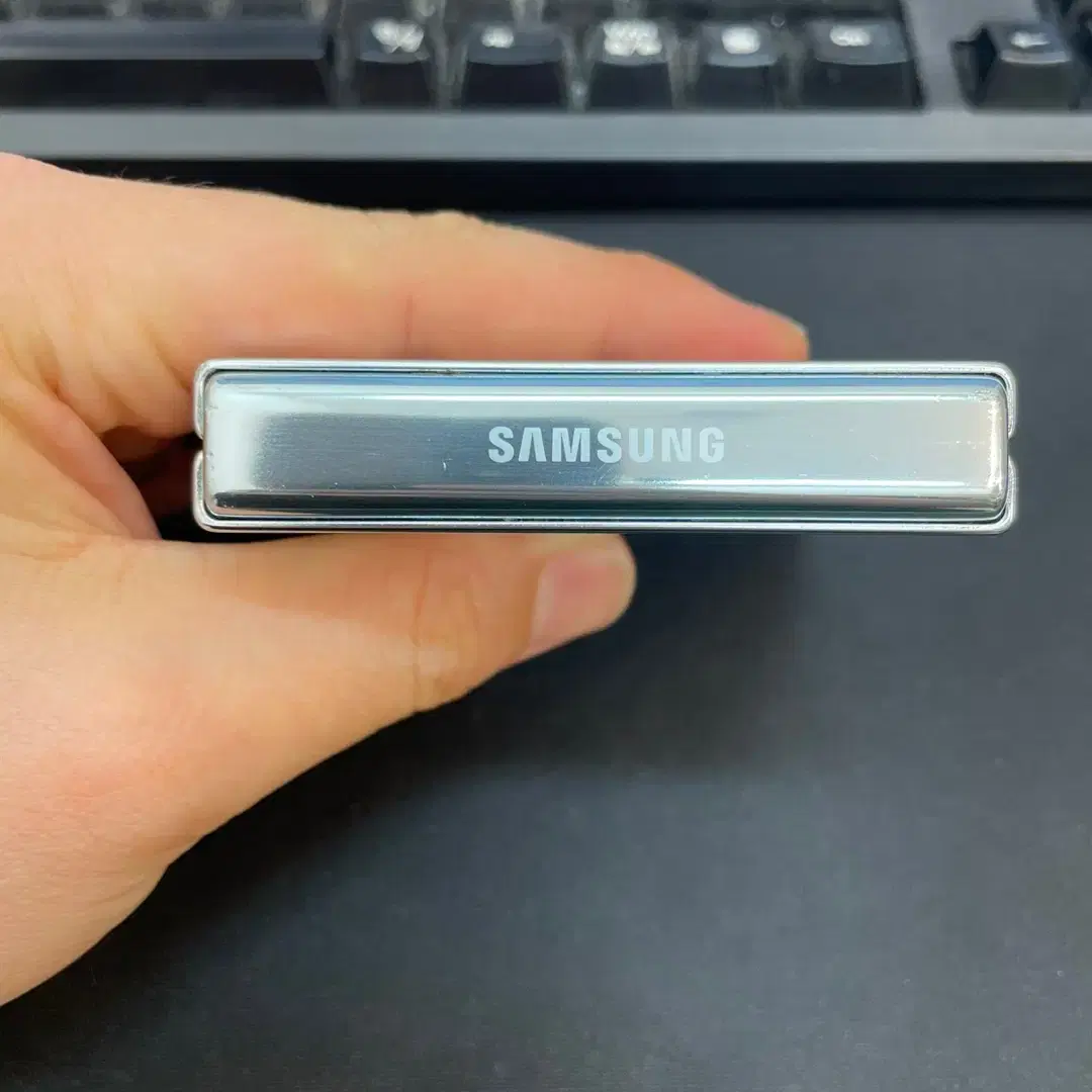 갤럭시Z플립5 민트 256GB 무잔상 상태좋은 중고49만6천팝니다.