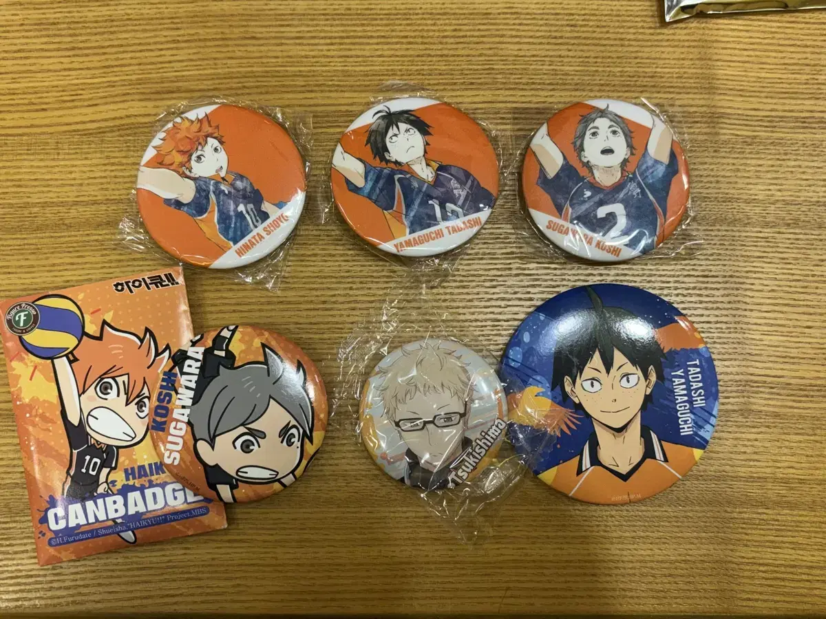 Collection of Haikyuu canbadges (Hinata Yamaguchi Sugawara Tsukishima)