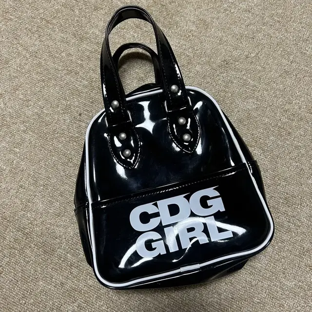 꼼데가르송 걸 CDG GIRL 에나멜 로고 미니토트백