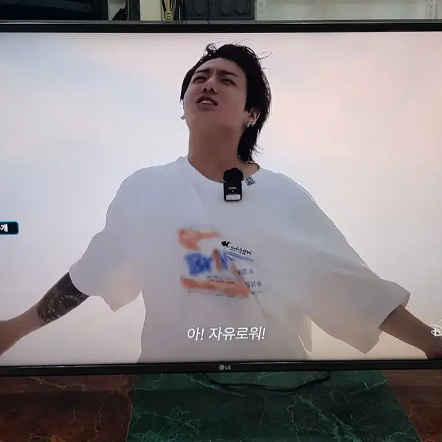 LG 43인치 4K UHD 스마트TV 중고 팝니다