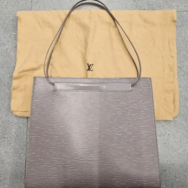 루이비통 LOUIS VUITTON 생트로페 숄더 백