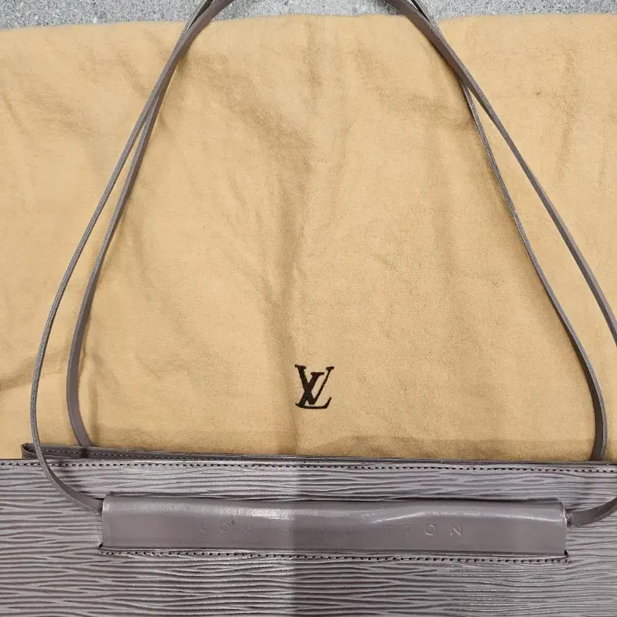 루이비통 LOUIS VUITTON 라일락에피 생트로페 숄더 백