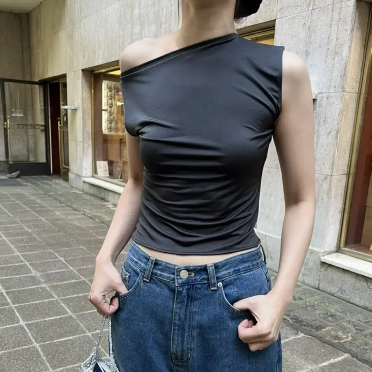 Octobre 악토브헤 asymmetric top (charcoal)